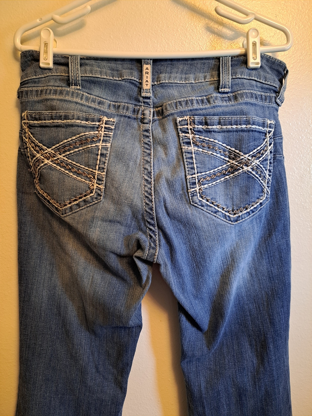 Ariat R.E.A.L. mid-rise bootcut  jeans with back-pocket whipstitch/embroidery - Picture 3 of 11